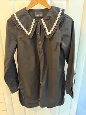 PIECES Black Button-Up Blouse with White Trim Large Collar. Size Medium